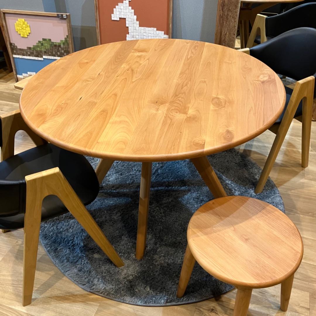 白い猫　ダイニングテーブル　110㎝　円形　アルダー　無垢　北欧　可愛い