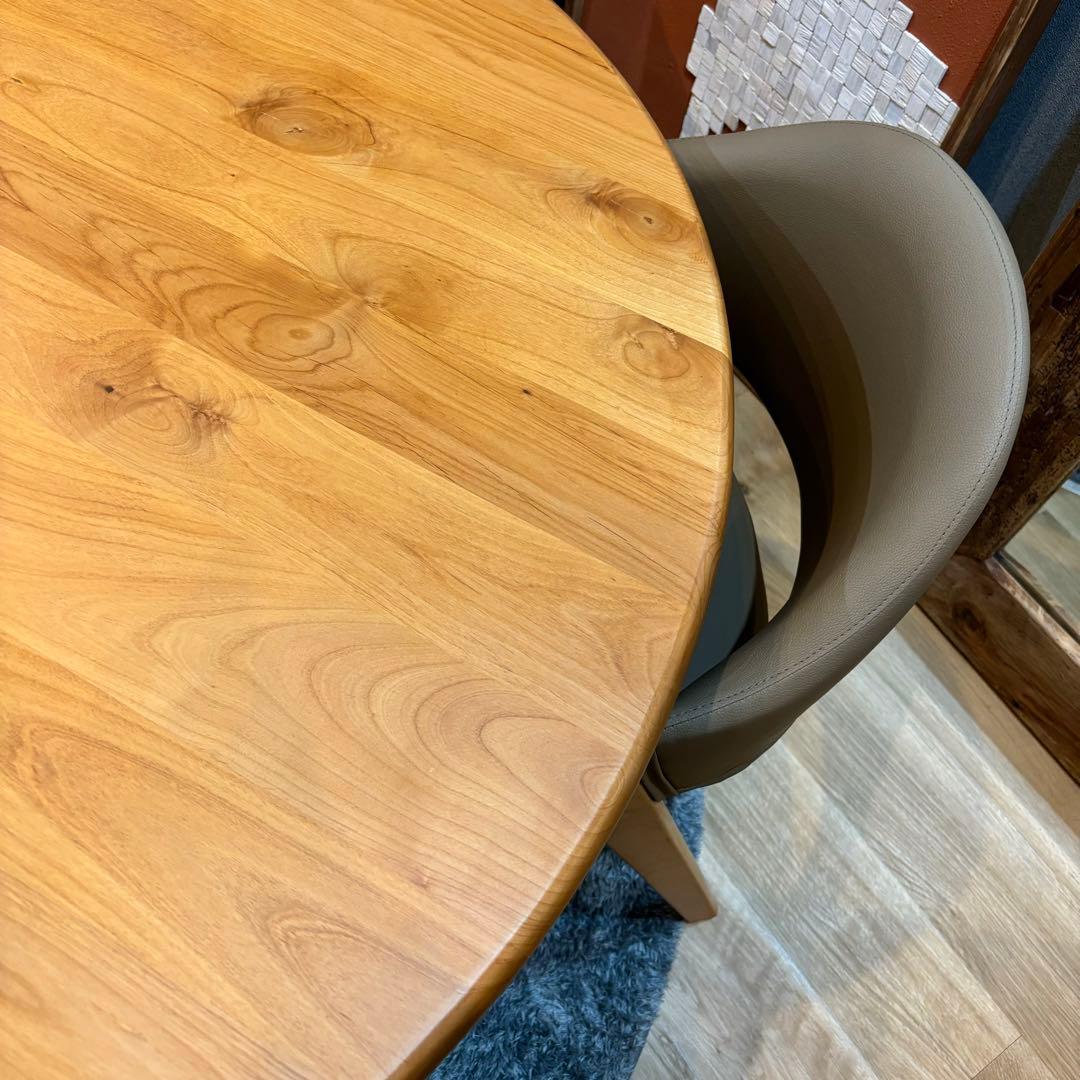 白い猫　ダイニングテーブル　110㎝　円形　アルダー　無垢　北欧　可愛い