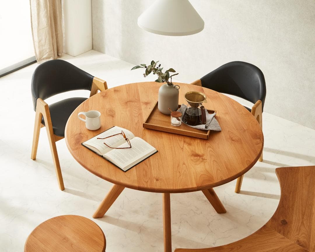 白い猫　ダイニングテーブル　110㎝　円形　アルダー　無垢　北欧　可愛い