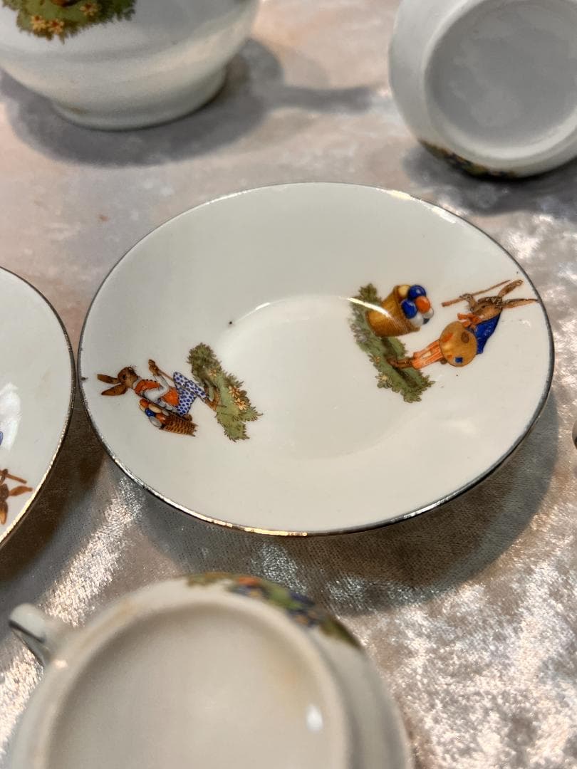 ポット　ミルク　シュガー　カップ＆ソーサー２個のセット 金彩　手描き