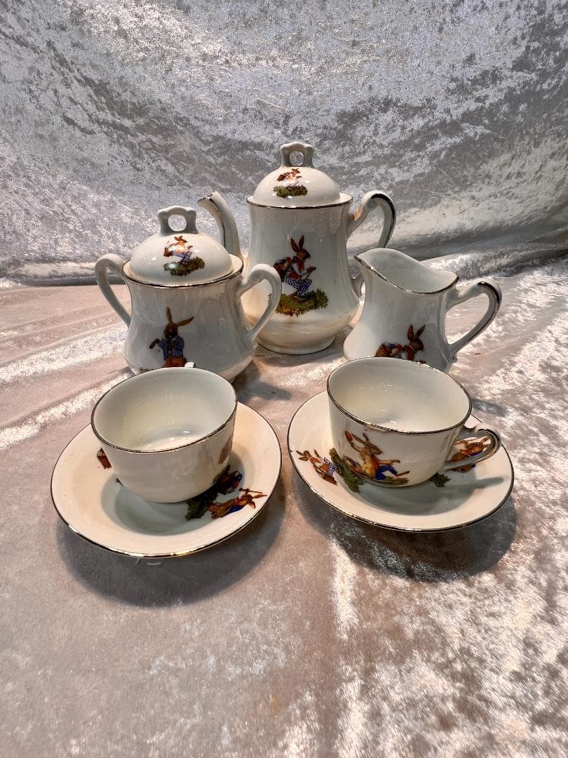 ポット　ミルク　シュガー　カップ＆ソーサー２個のセット 金彩　手描き