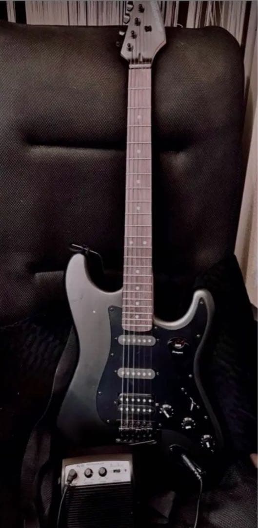 ☆初心者向けめちゃカッコいい漆黒のエレキギター＆アンプ！☆ピック付き！