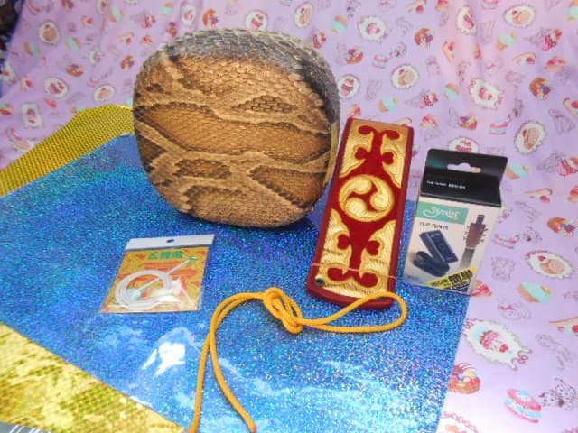 P14現品販売(送料無料)17.980円　蛇皮チーガ胴巻き調弦チューナー、三種弦