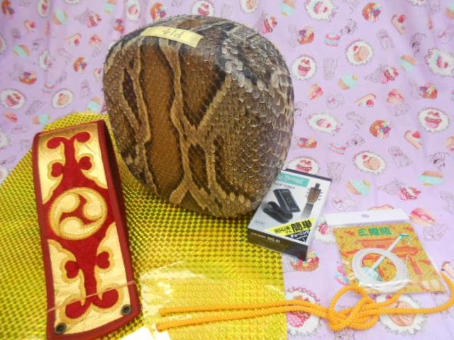 P14現品販売(送料無料)17.980円　蛇皮チーガ胴巻き調弦チューナー、三種弦