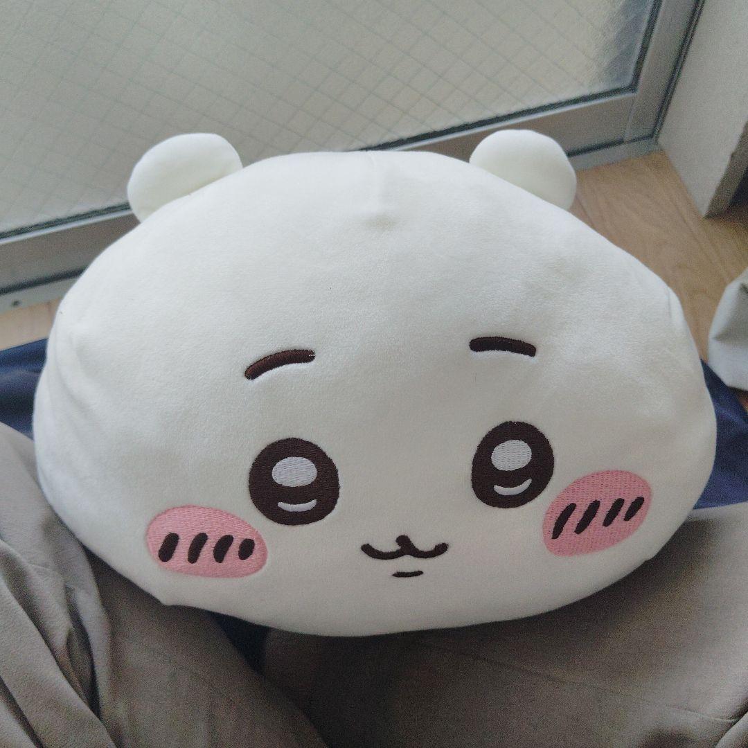 ちいかわのかわいい顔の丸型クッション