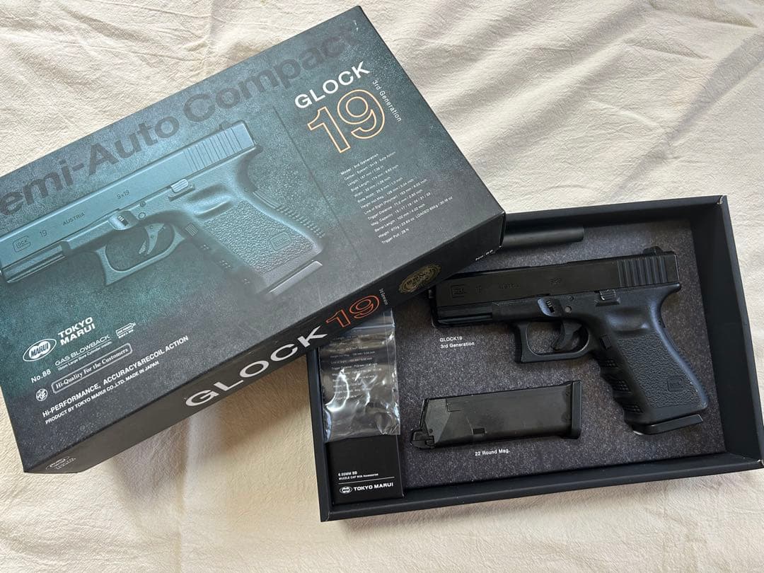 東京マルイGLOCK19 3rd GENE、ホルスター、マガジンウォーマー付き