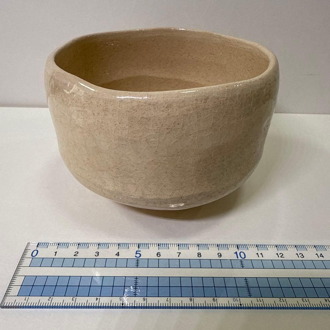 楽入窯　絵柄のクリーム色抹茶碗