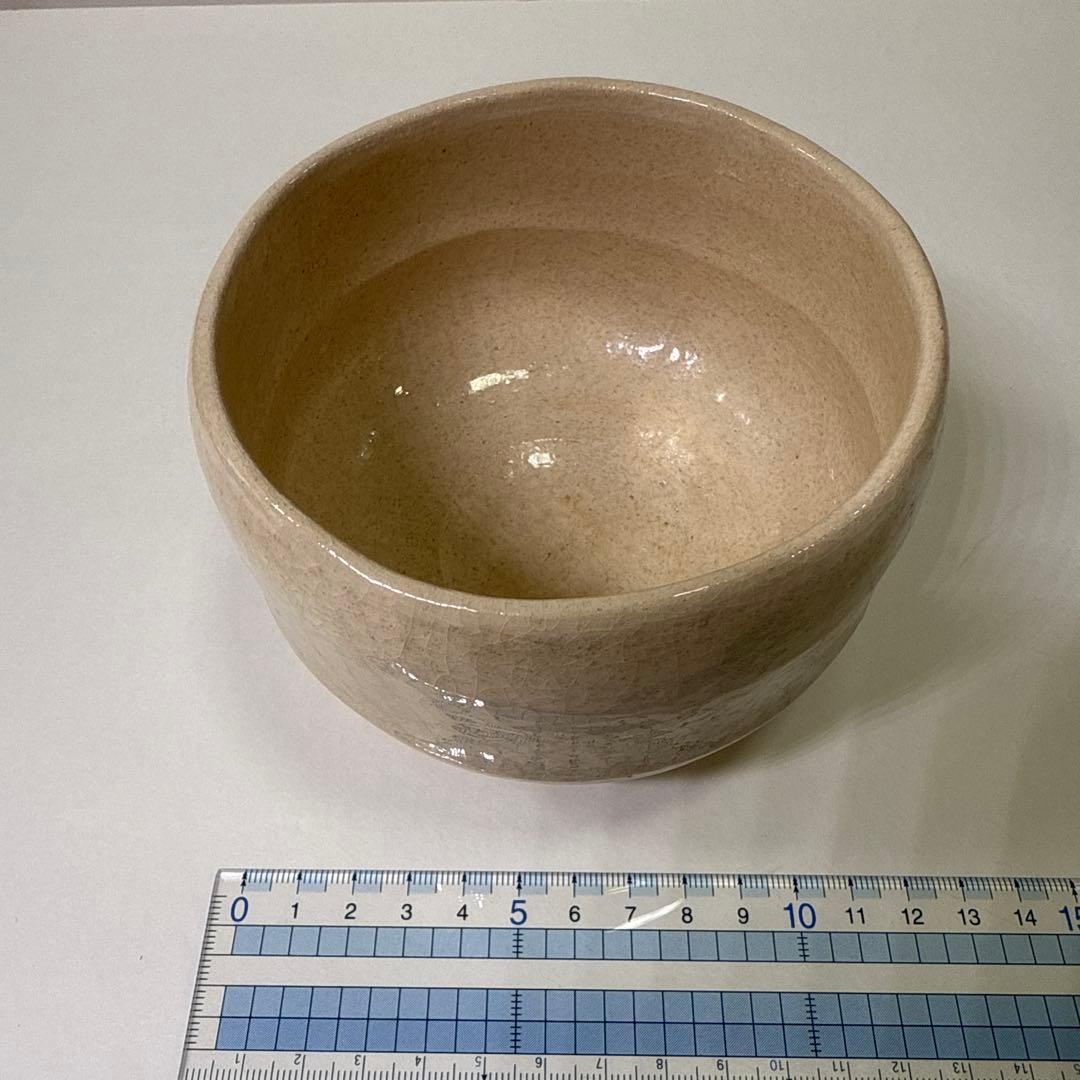 楽入窯　絵柄のクリーム色抹茶碗