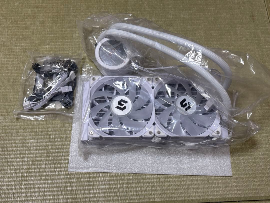 RGB水冷クーラー 2ファン ホワイト　温度表示付き
