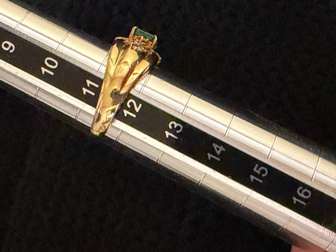 エメラルド0.46ct ダイヤモンド0.21ctデザインリング 18k ゴールド