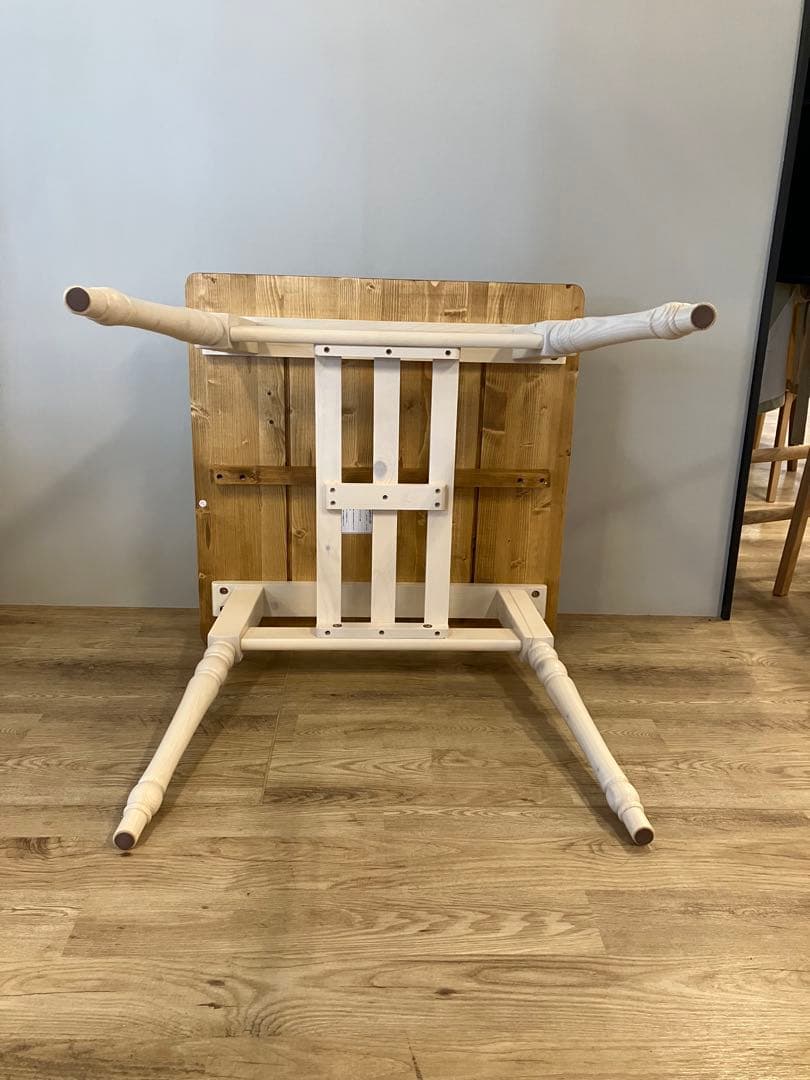 フレンチカントリー　パイン無垢材　正方形ダイニングテーブル　展示品