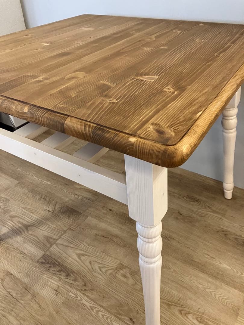 フレンチカントリー　パイン無垢材　正方形ダイニングテーブル　展示品