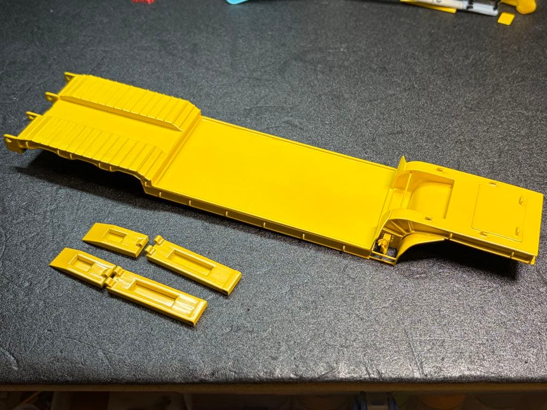 ブルーリボン　1/50 3軸低床トレーラー自動あゆみ付 重機 建機