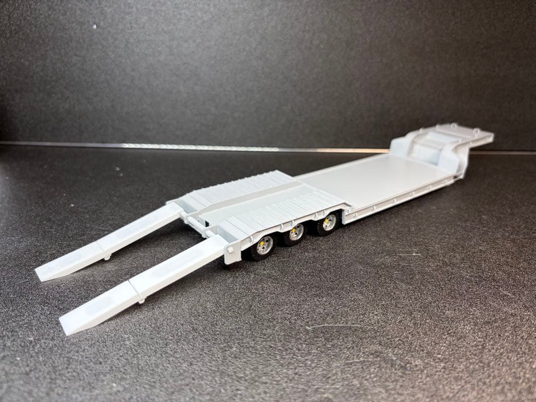 ブルーリボン　1/50 3軸低床トレーラー自動あゆみ付 重機 建機