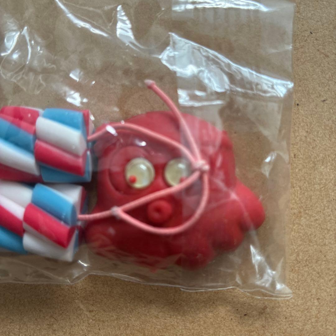 赤いキャラクター形状ストラップ付　消しゴム