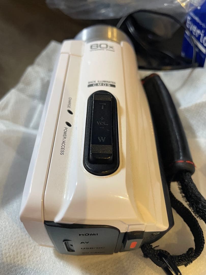 JVC ビデオカメラ　GZ-F117-W everio エブリオ