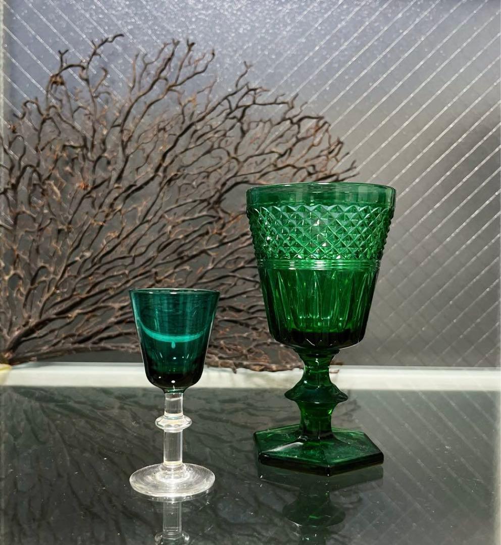 骨董　時代ガラス　上品プレス　ビリジアングリーン　ゴブレット　ワイングラス １客