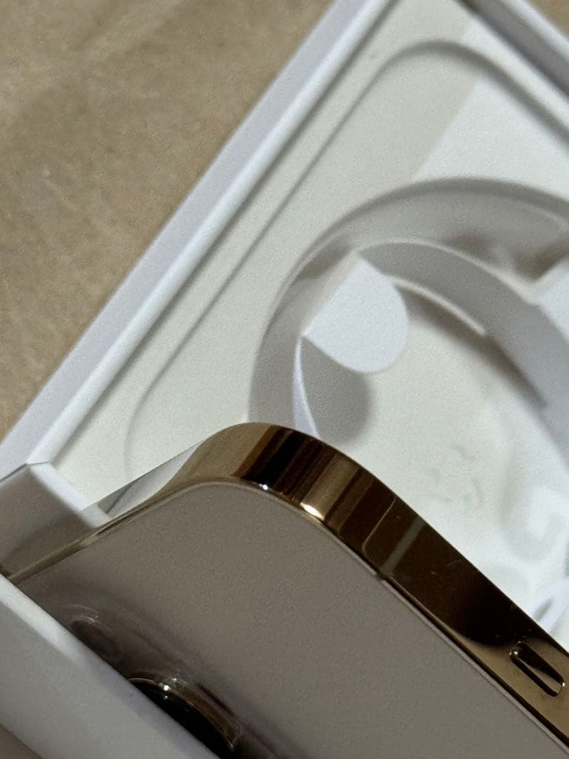 hugs！iPhone 12 pro max 純正バッテリー新品！