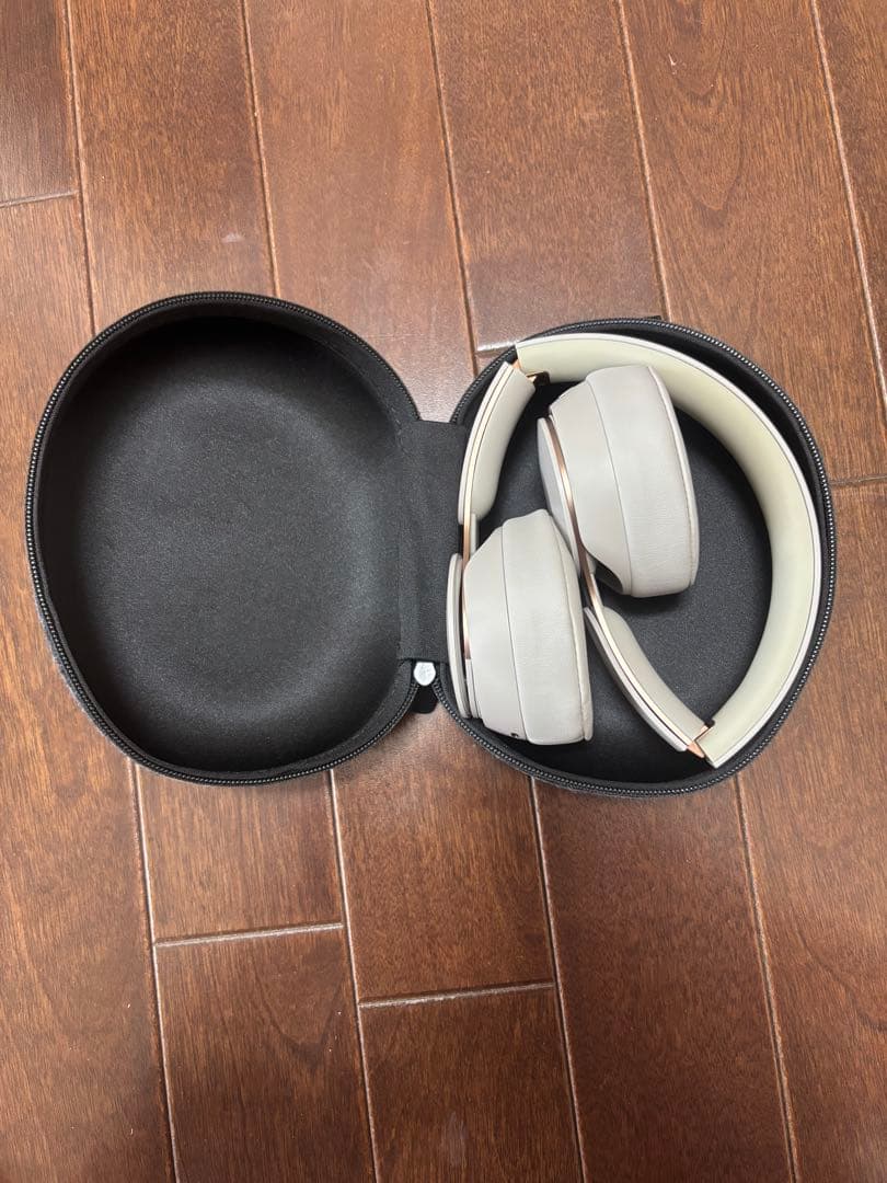 Beats SOLO PRO ベージュ