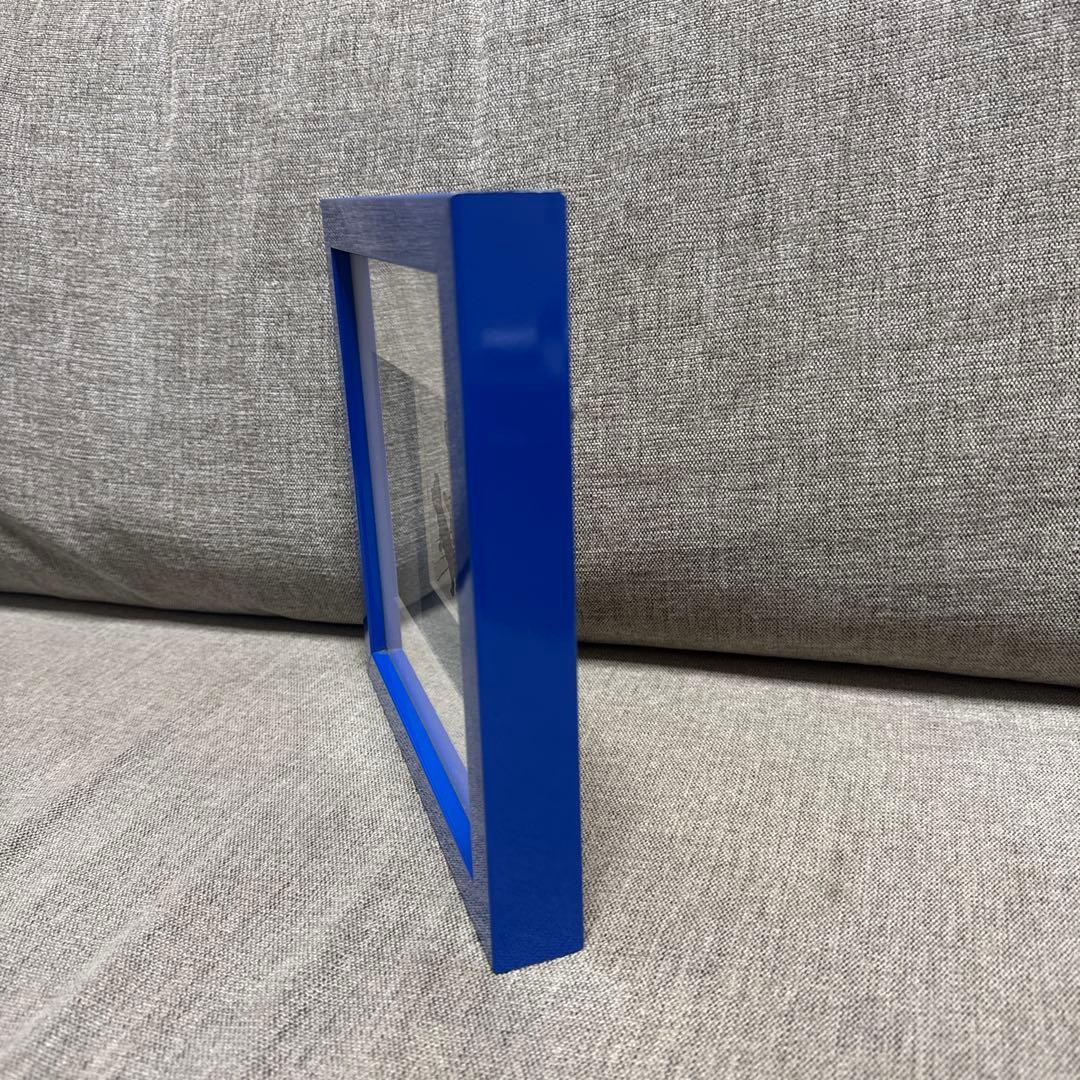 犬のイラスト付き青いフレームアート