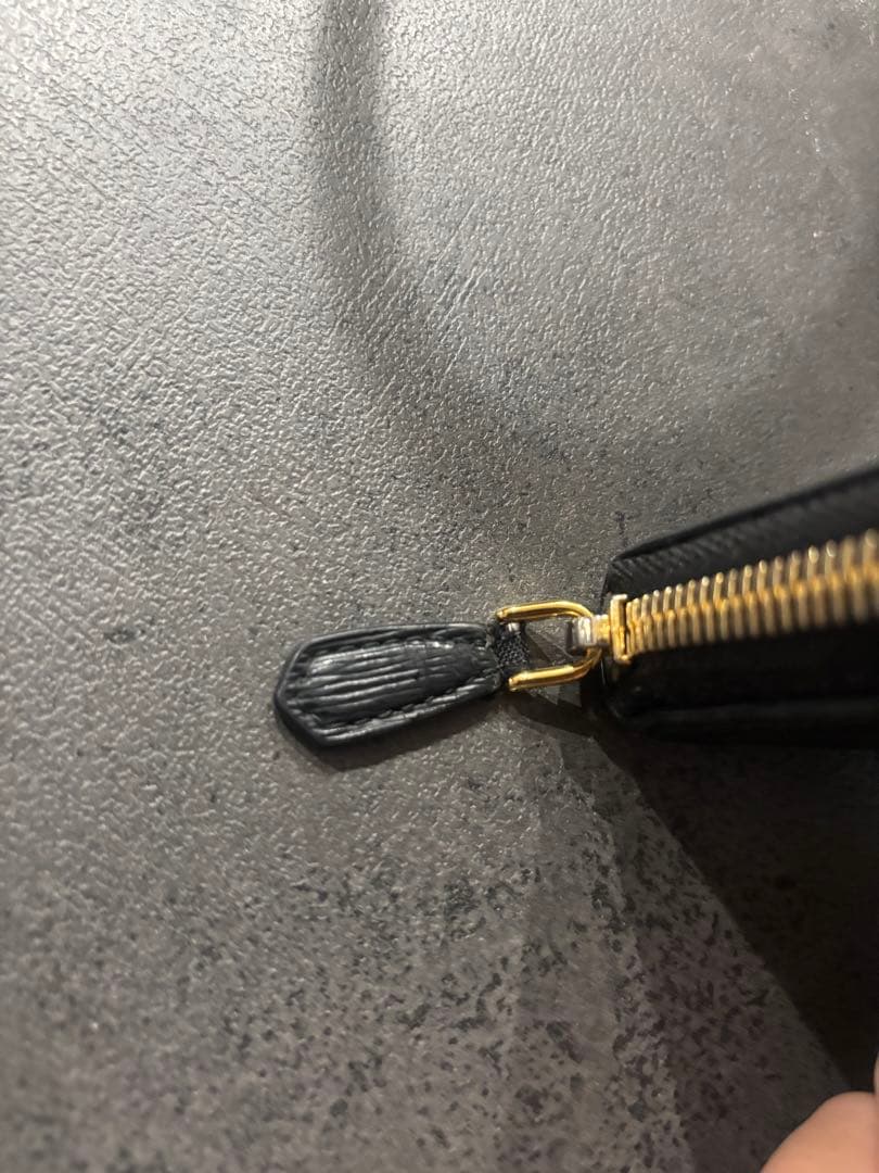 PRADA ブラックケース