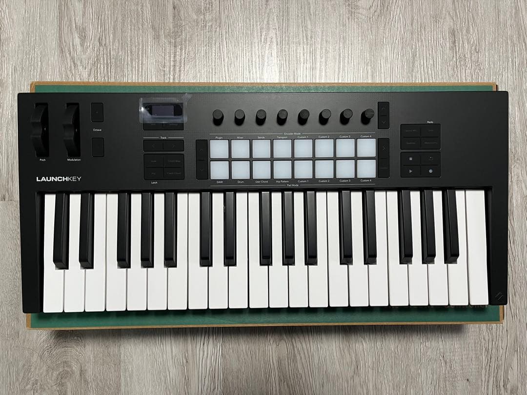 Novation Launchkey MK4 37 MIDIキーボード