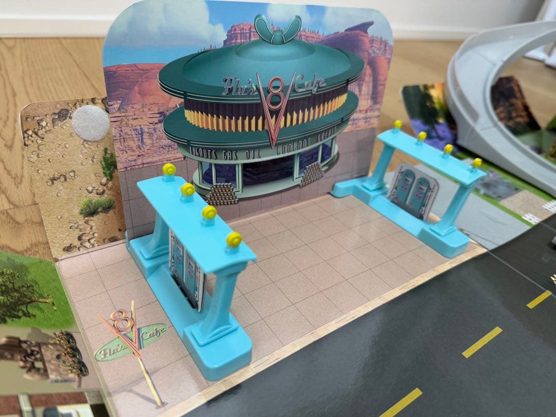 箱付き☆トミカ カーズ あそべるマップ ラジエータースプリングス