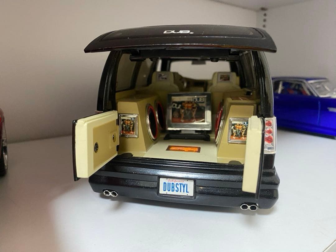 1/18 ミニカー　シボレー　アストロ　ブラック　DUB city