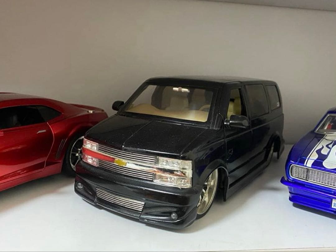 1/18 ミニカー　シボレー　アストロ　ブラック　DUB city