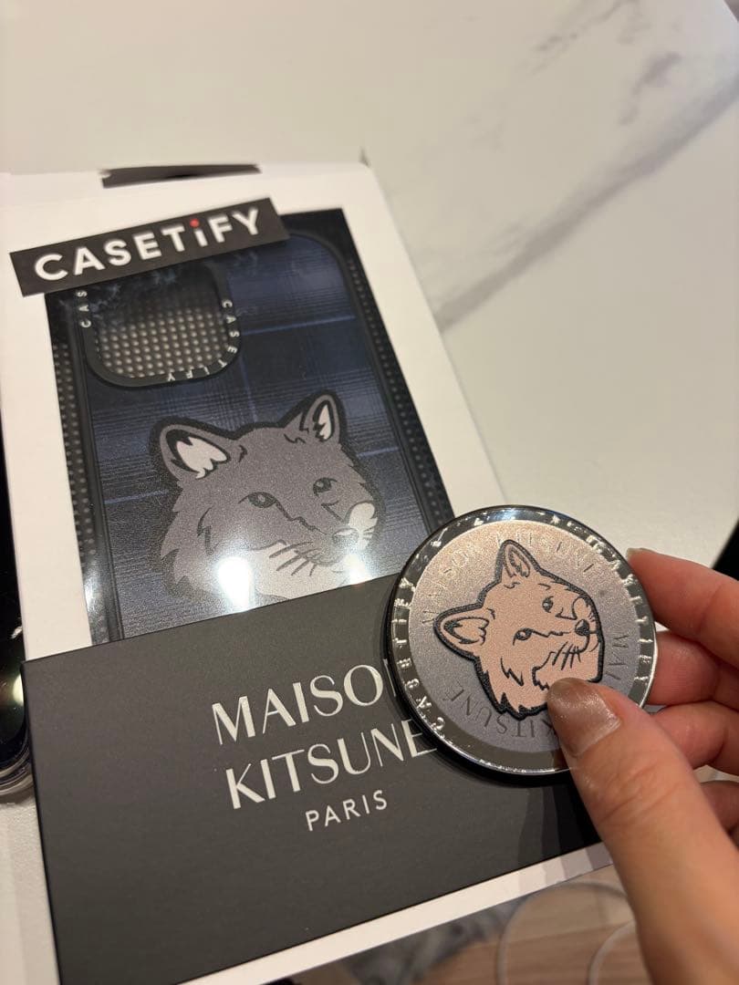 iPhone17限定ver. メゾンキツネCASETiFYのケース(グリップ付き