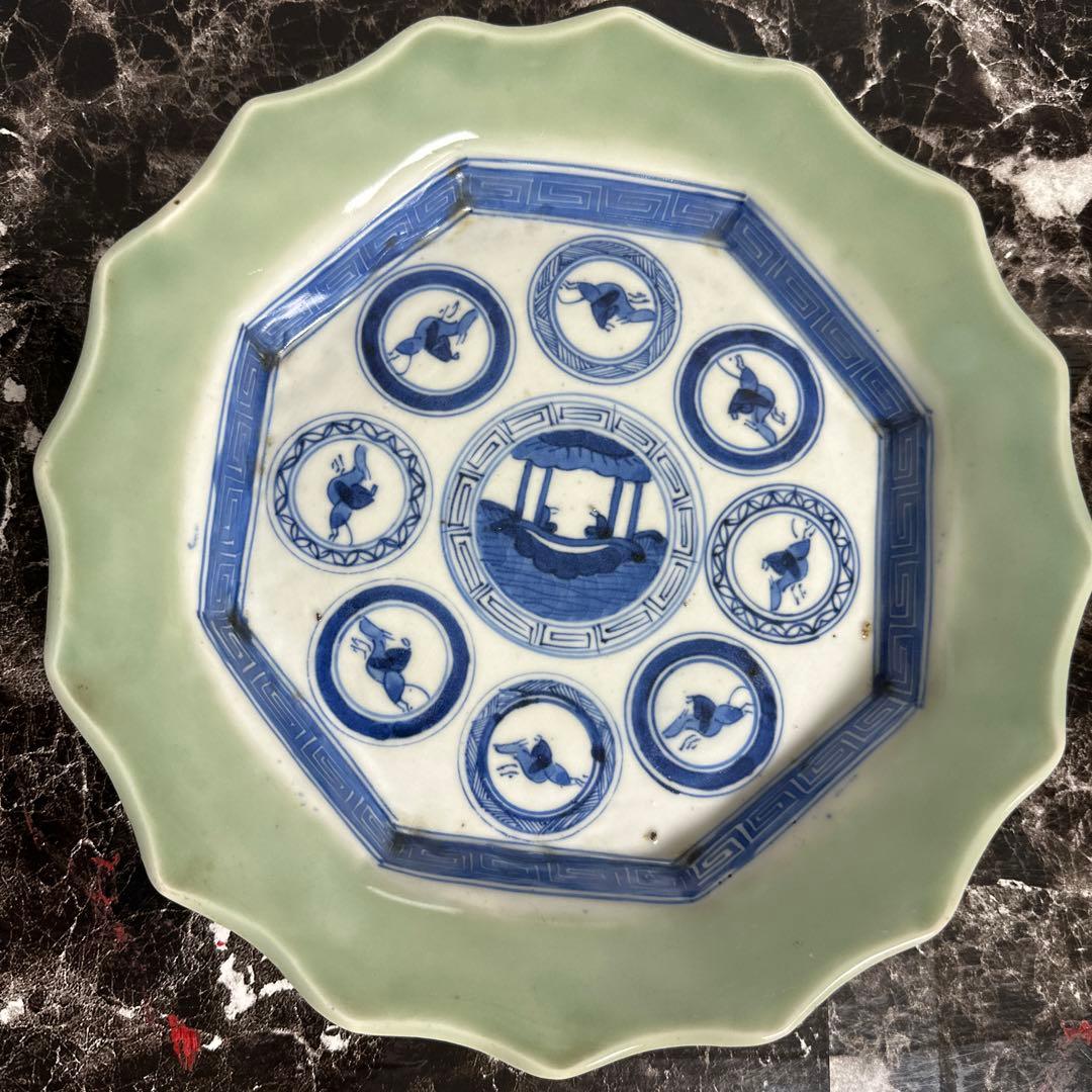 古伊万里、染め付け、青磁輪花、丸紋、人物相対図。中皿。