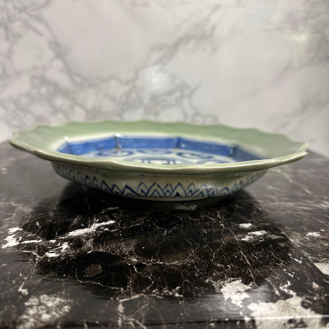 古伊万里、染め付け、青磁輪花、丸紋、人物相対図。中皿。