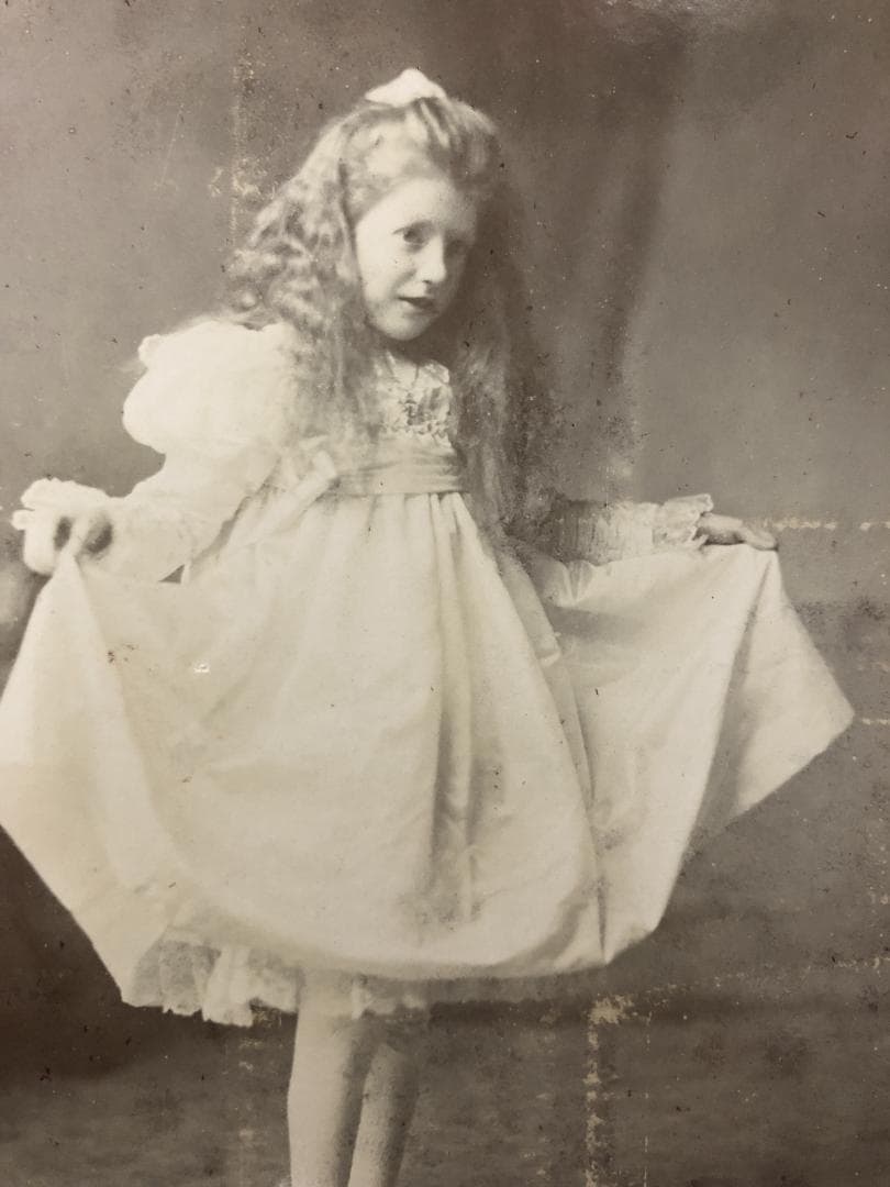 フランスアンティーク カルト・ド・ヴィジット セピア色の美しい少女　サイズ大きめ