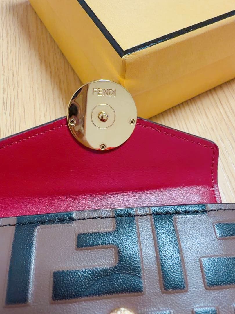 フェンディ 三つ折り財布 エフイズ FFロゴ エンボス レザー バイカラーレッド
