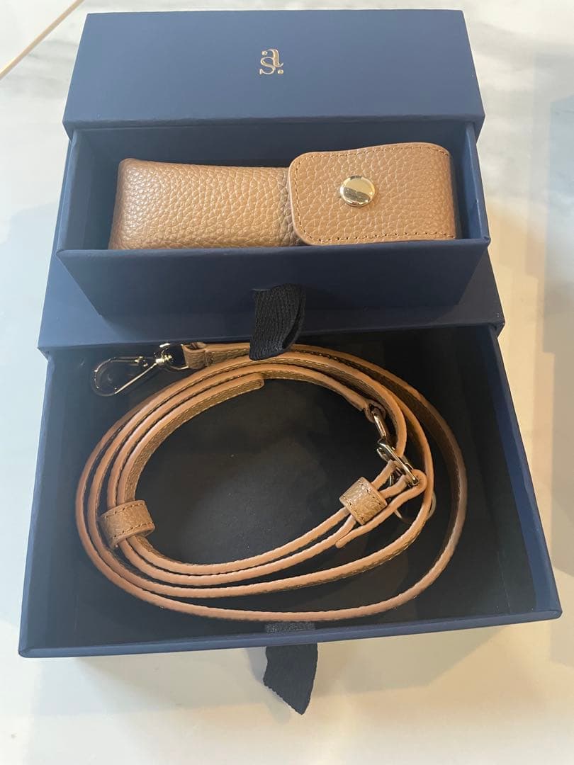 iPhone16pro ケース リップケース・ストラップ付き　ボナベンチュラ