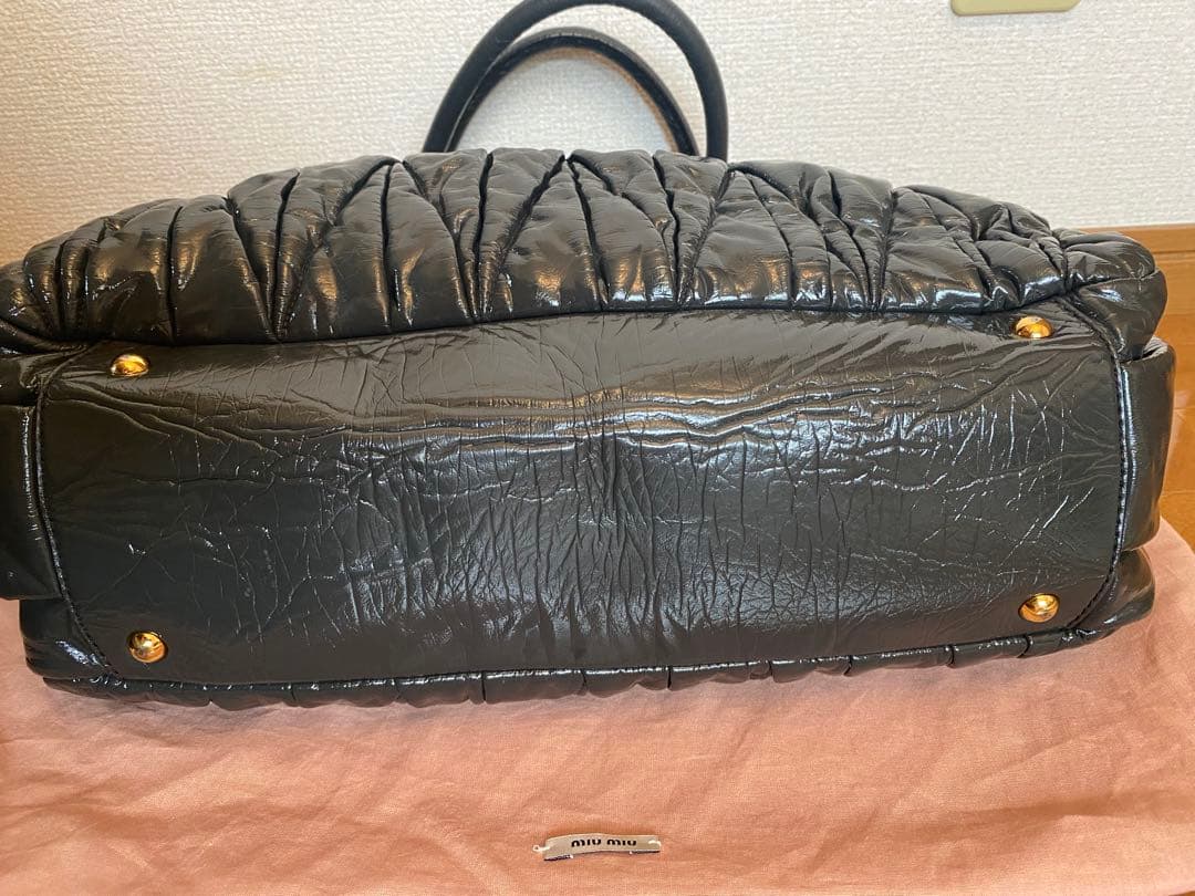 miumiu エナメル素材　ショルダーバッグ