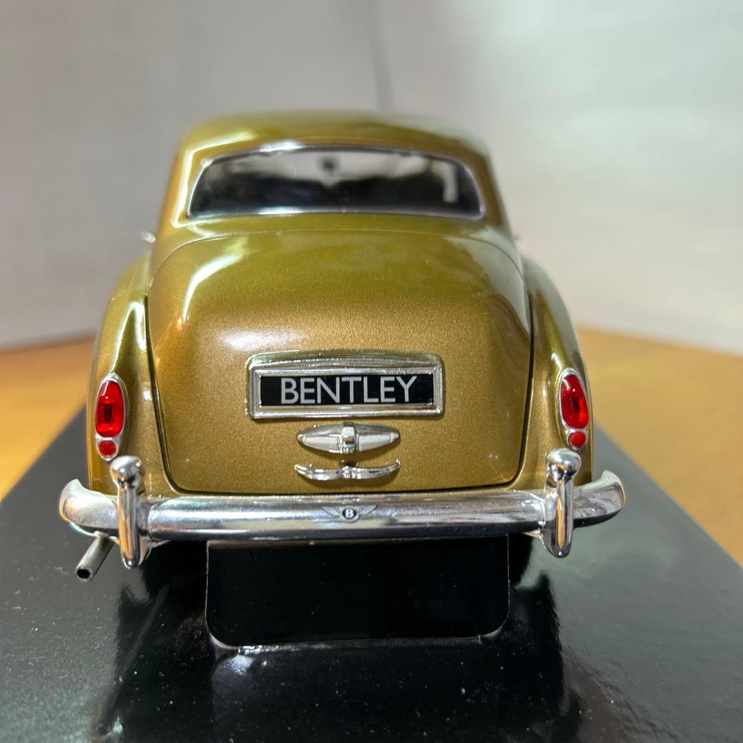 BENTLEY フィギュア付きピンバッチ付き