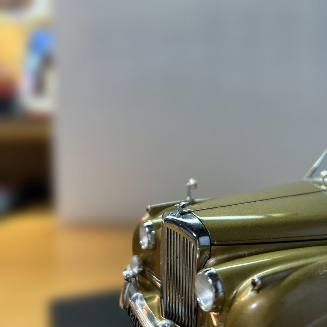 BENTLEY フィギュア付きピンバッチ付き