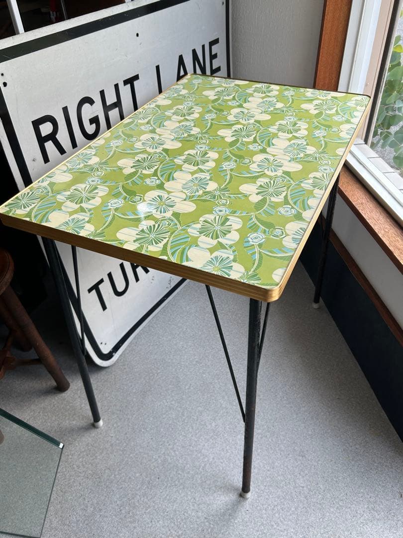昭和レトロ　ポップ　花柄　鉄脚テーブル　ヴィンテージ　作業台　ダイニング　机