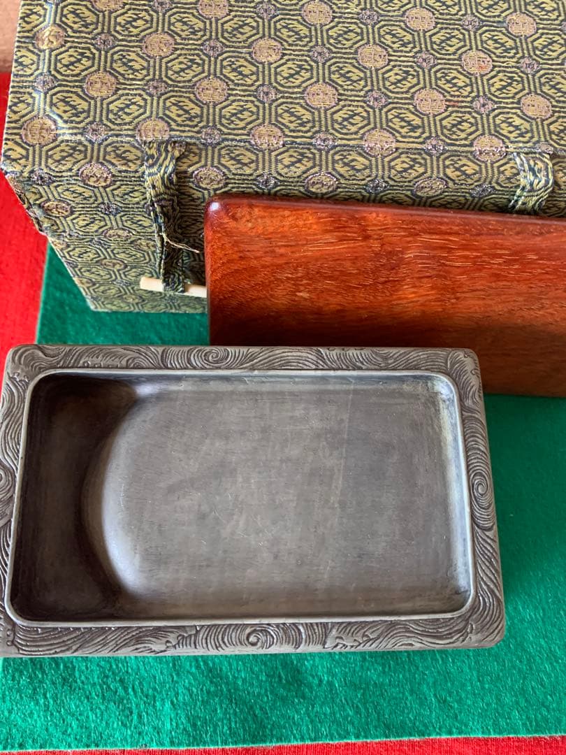 彫刻獅子模様の硯　箱付