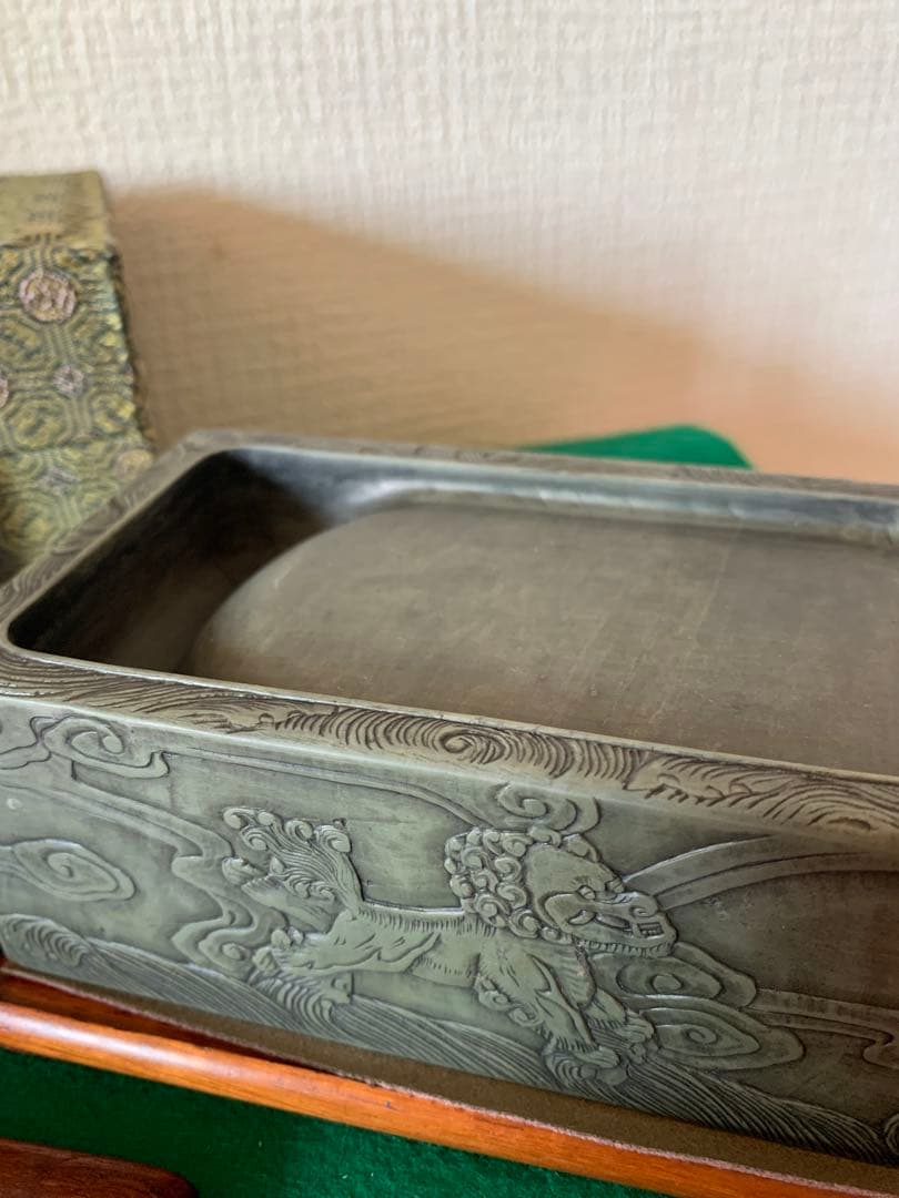 彫刻獅子模様の硯　箱付