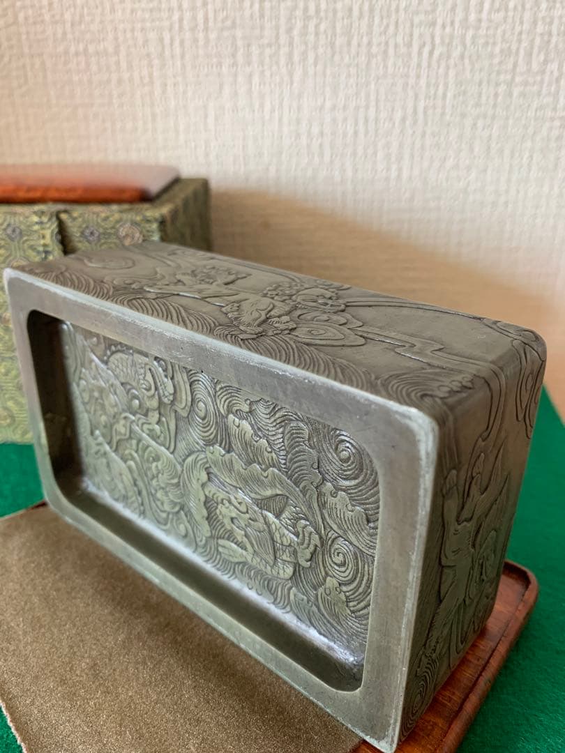 彫刻獅子模様の硯　箱付