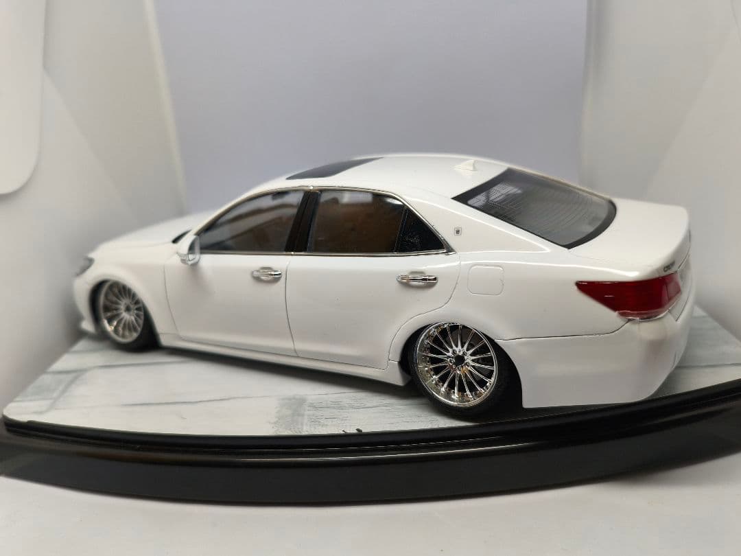 プラモデル　トヨタ　クラウンロイヤル　1/24　　完成品　VIP　シャコタン