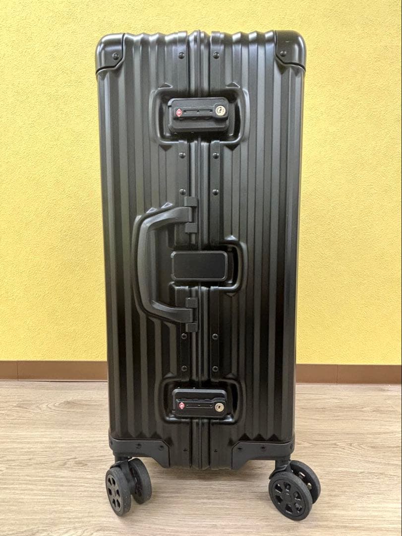 ほぼ新品です！！ブラック アルミニウム キャリーケース