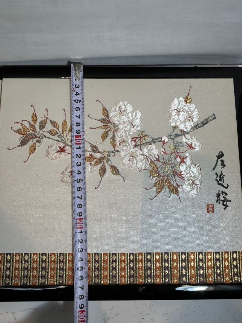 桜と花の美しい刺繍が施された屏風