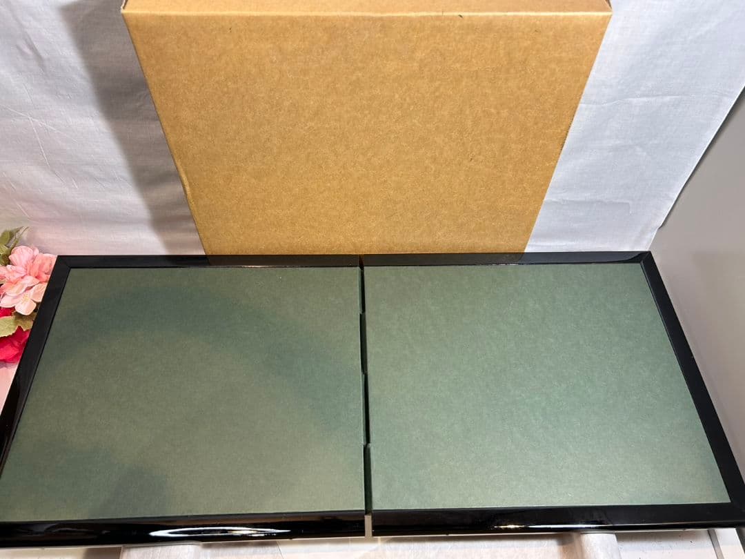 桜と花の美しい刺繍が施された屏風