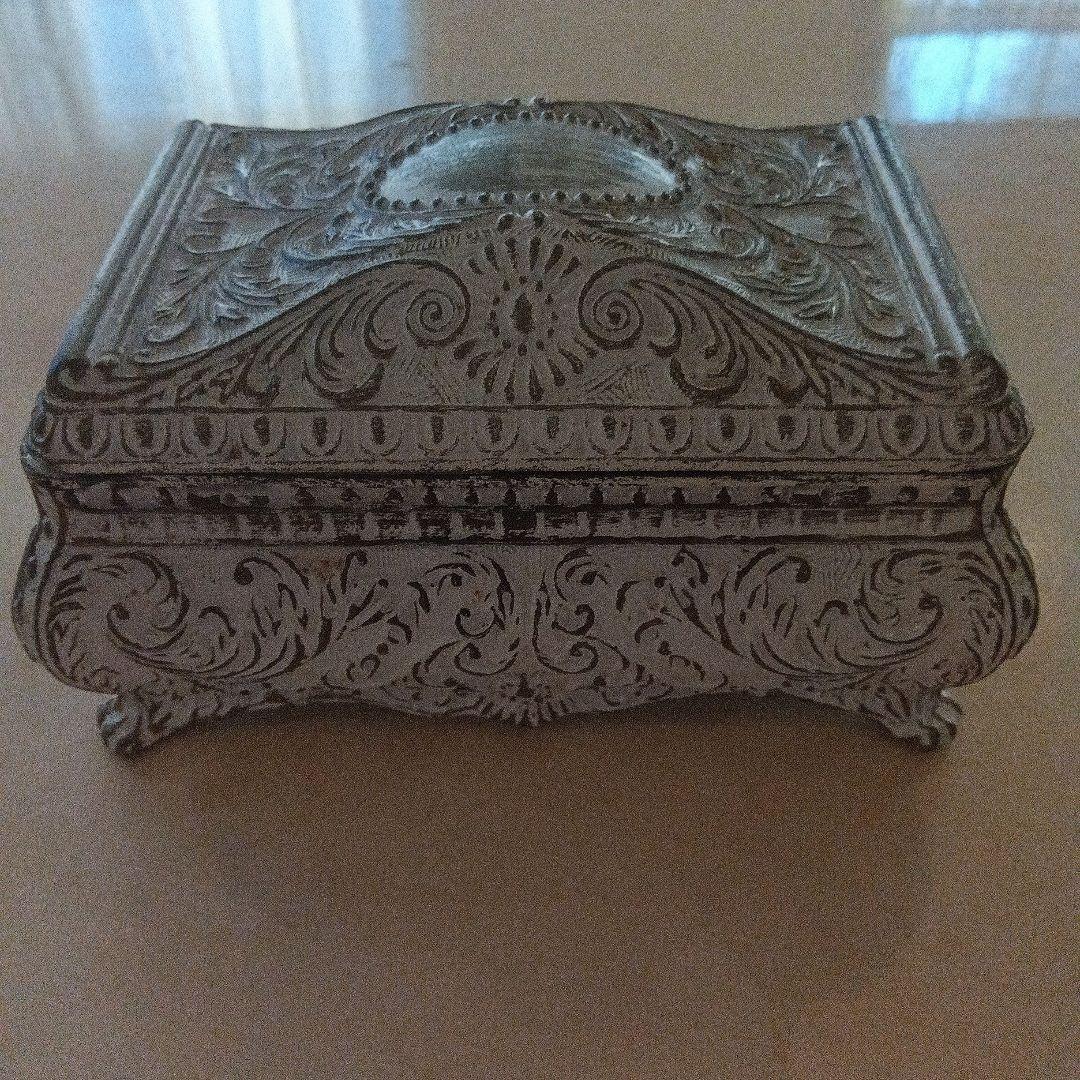 装飾的な金属製小物入れ