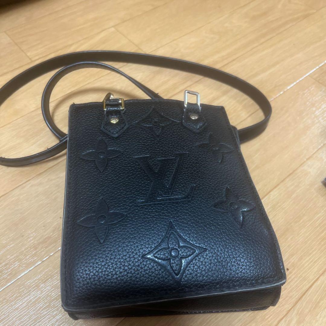 Louis Vuitton ブラックショルダーバッグ　手持ち部分がありません