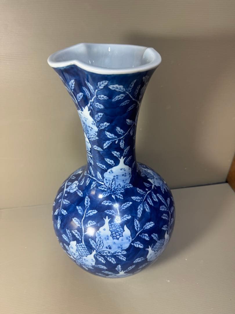 2409 【6代館林源右衛門】　染付柘榴文　花瓶