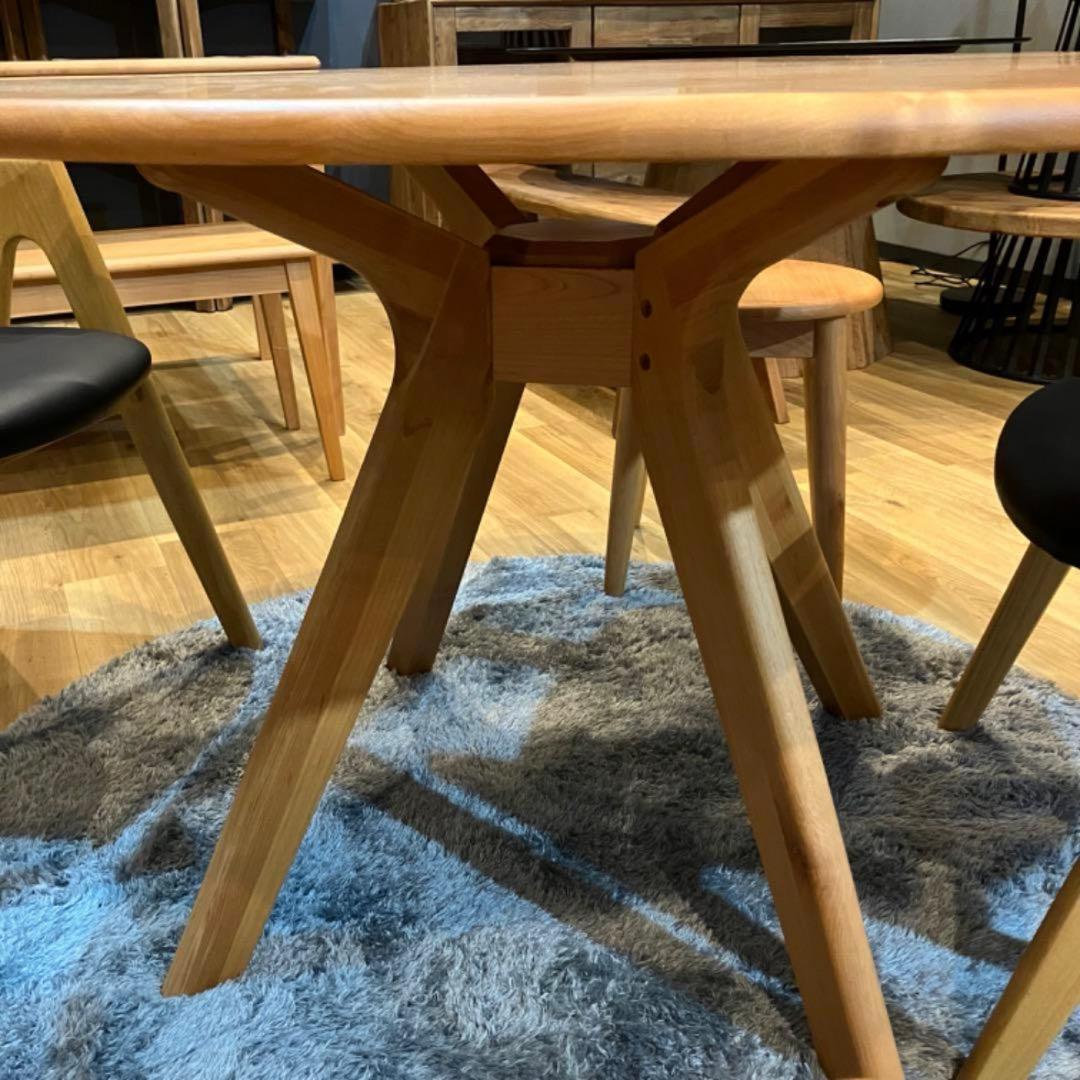 ダイニングテーブル　110㎝　円形　アルダー　無垢　北欧　可愛い